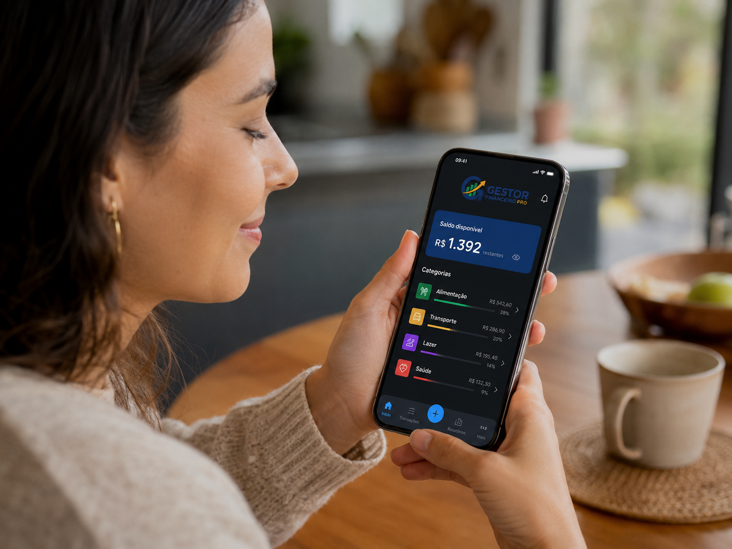 Mulher visualizando o Gestor Financeiro Pro no celular — saldo e categorias de gastos