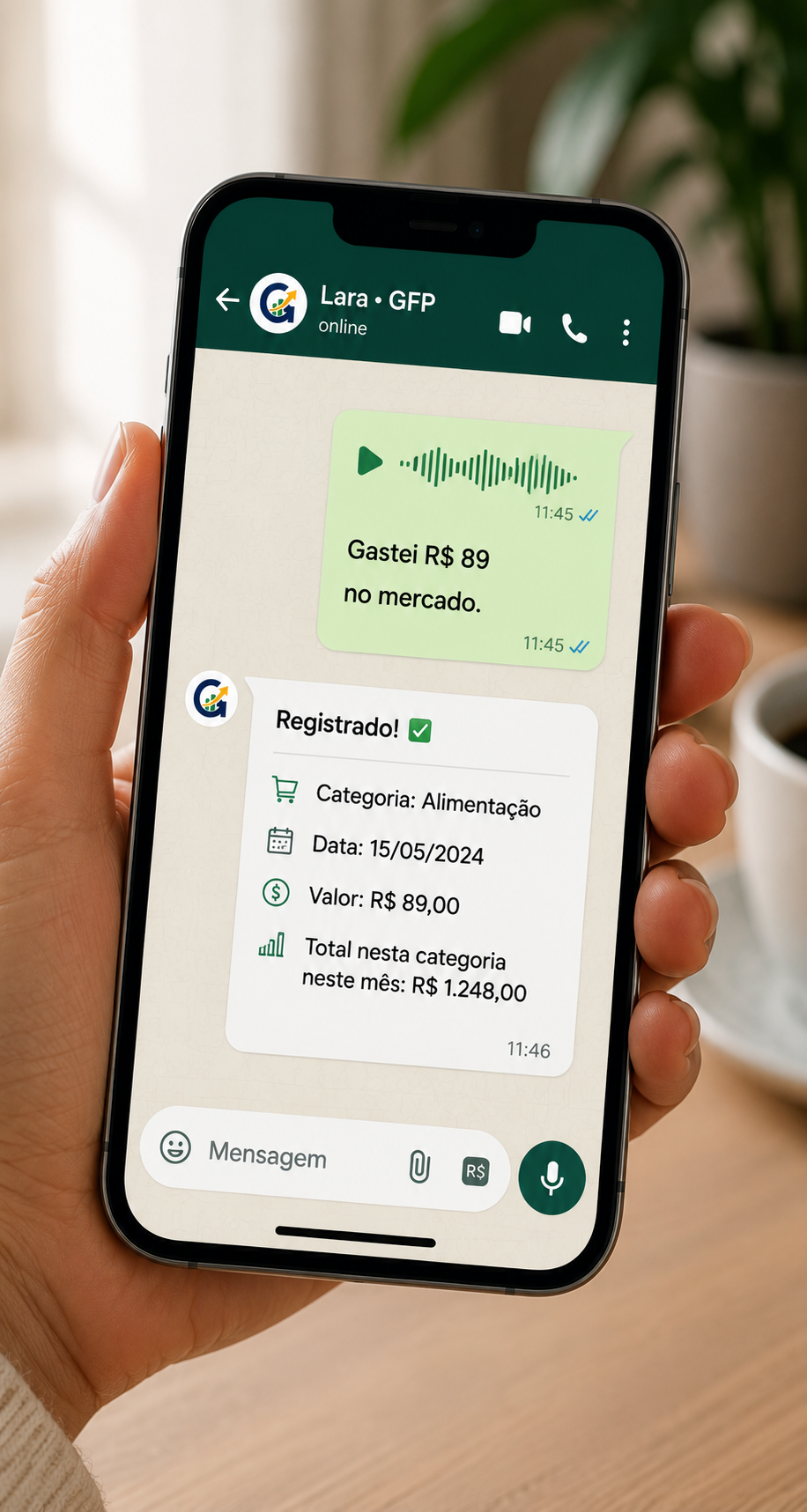 Mão segurando celular com WhatsApp do GFP — gasto registrado e categorizado automaticamente